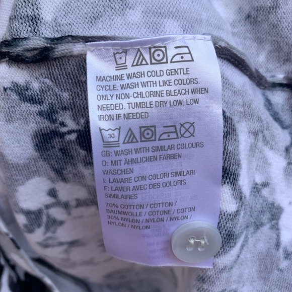 Short Sleeve V-neck Button Up Top by D & Co.  Size Medium. - Picture 6 of 8